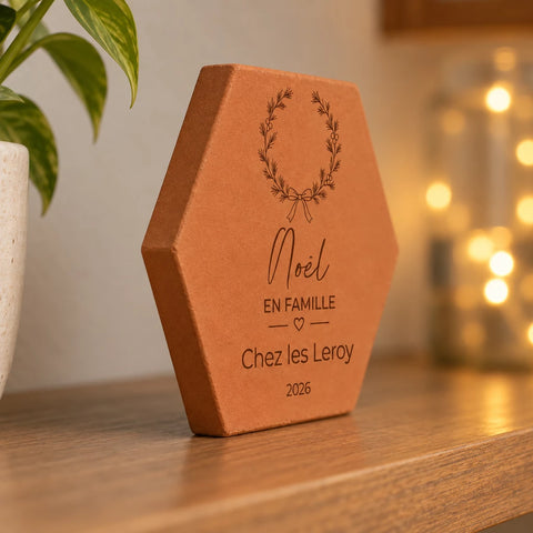 Azulejo decorativo de Navidad en terracota, motivo Noël en famille con corona y corazón, inscripción personalizada. — vista de perfil