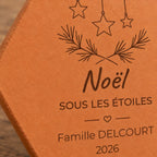Carreau décoratif personnalisé Noël sous les étoiles avec étoiles, rameaux et cœur entre filets — vue rapprochée du motif