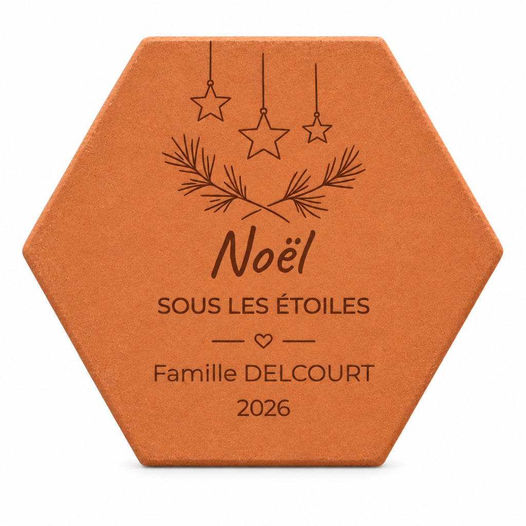 Carreau décoratif personnalisé Noël sous les étoiles avec étoiles, rameaux et cœur entre filets — vue sur fond blanc