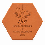 Carreau décoratif personnalisé Noël sous les étoiles avec étoiles, rameaux et cœur entre filets — vue sur fond blanc