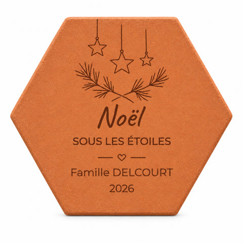 Carreau décoratif personnalisé Noël sous les étoiles avec étoiles, rameaux et cœur entre filets — vue sur fond blanc