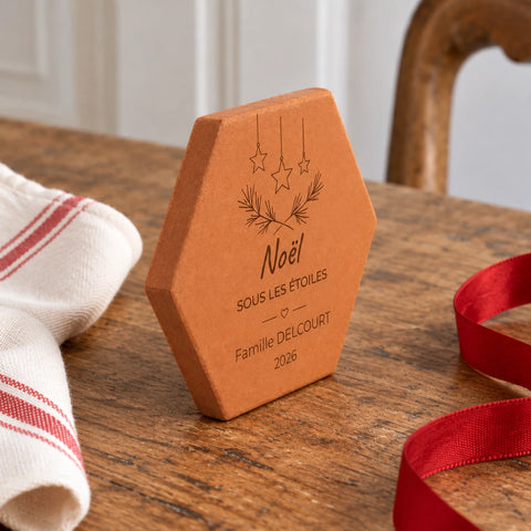 Carreau décoratif personnalisé Noël sous les étoiles avec étoiles, rameaux et cœur entre filets — vue de profil