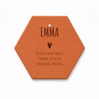 Tomette hexagonale percée, à suspendre, gravée au prénom « Emma » avec une phrase sur trois lignes.