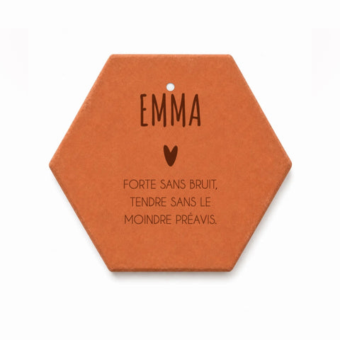 Tomette hexagonale percée, à suspendre, gravée au prénom « Emma » avec une phrase sur trois lignes.