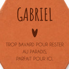 Gros plan sur la gravure laser du prénom et de la phrase, sur terre cuite de Salernes.