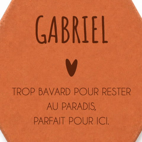 Gros plan sur la gravure laser du prénom et de la phrase, sur terre cuite de Salernes.