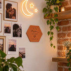 Carreau décoratif personnalisé To the moon and back en terre cuite, à poser ou à suspendre. — vue en situation