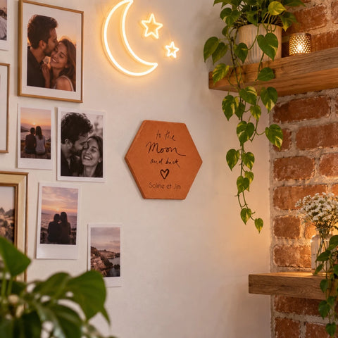 Carreau décoratif personnalisé To the moon and back en terre cuite, à poser ou à suspendre. — vue en situation