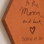 Carreau décoratif personnalisé To the moon and back en terre cuite, à poser ou à suspendre. — vue rapprochée du motif