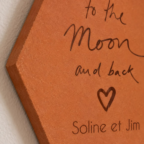 Carreau décoratif personnalisé To the moon and back en terre cuite, à poser ou à suspendre. — vue rapprochée du motif
