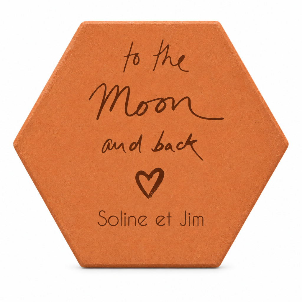 Carreau décoratif personnalisé To the moon and back en terre cuite, à poser ou à suspendre. — vue sur fond blanc