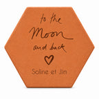 Carreau décoratif personnalisé To the moon and back en terre cuite, à poser ou à suspendre. — vue sur fond blanc
