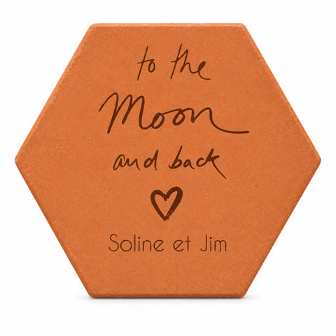 Carreau décoratif personnalisé To the moon and back en terre cuite, à poser ou à suspendre. — vue sur fond blanc