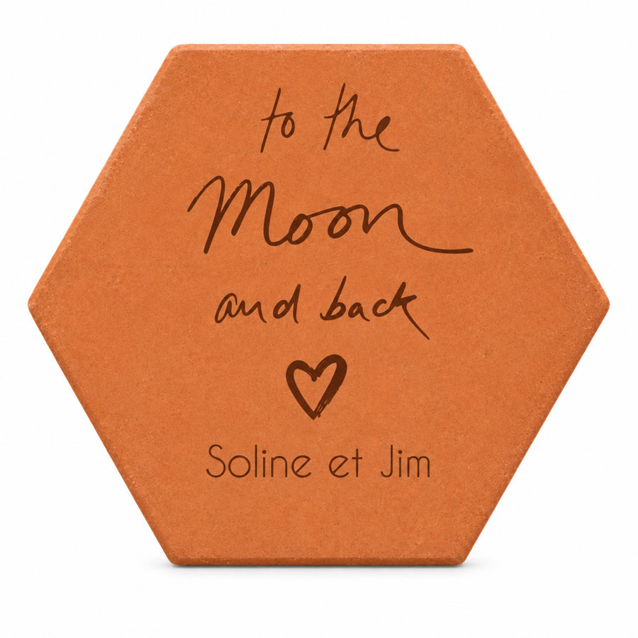 Carreau décoratif personnalisé To the moon and back en terre cuite, à poser ou à suspendre. — vue sur fond blanc