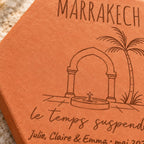 Carreau en terre cuite motif Riad et palmier, avec inscription Marrakech et ombre de palmier. — vue rapprochée du motif