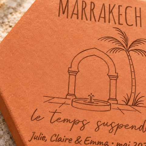 Carreau en terre cuite motif Riad et palmier, avec inscription Marrakech et ombre de palmier. — vue rapprochée du motif