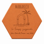 Carreau en terre cuite motif Riad et palmier, avec inscription Marrakech et ombre de palmier. — vue sur fond blanc