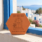 Carreau en terre cuite avec la porte de Sidi Bou Saïd et un village tunisien en arrière-plan — vue en situation