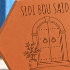 Carreau en terre cuite avec la porte de Sidi Bou Saïd et un village tunisien en arrière-plan — vue rapprochée du motif