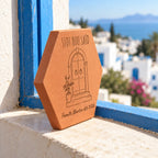 Carreau en terre cuite avec la porte de Sidi Bou Saïd et un village tunisien en arrière-plan — vue de profil