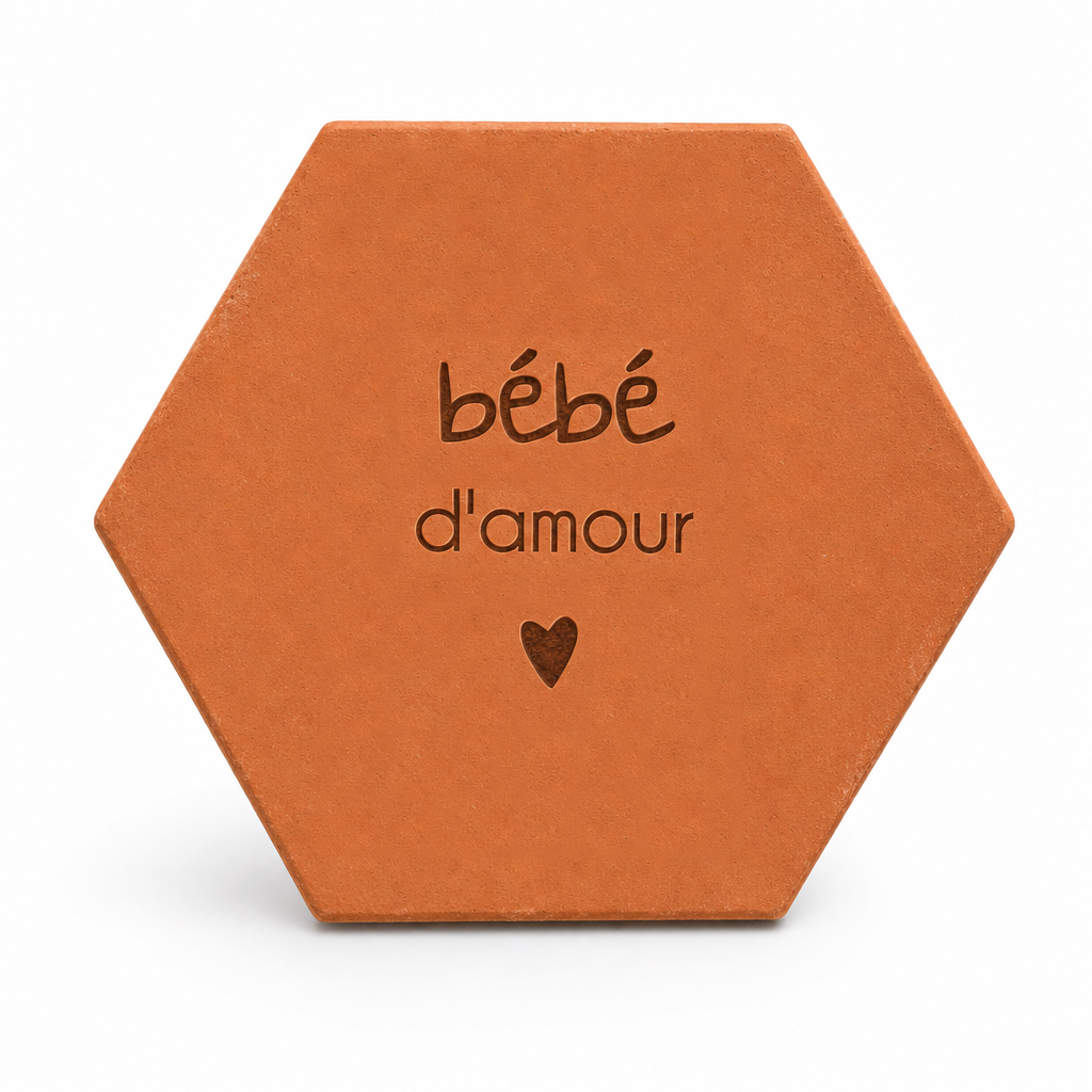 Tomette de naissance personnalisée « bébé d’amour » avec cœur gravé, sur fond blanc