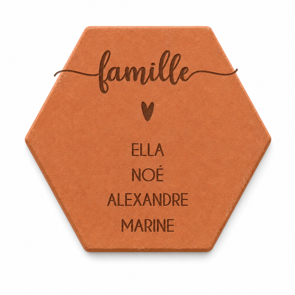 Cadeau famille : tomette hexagonale personnalisée en terre cuite de Salernes gravée au laser.