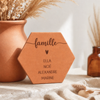Cadeau famille : tomette hexagonale personnalisée en terre cuite de Salernes gravée au laser.