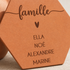 Cadeau famille : tomette hexagonale personnalisée en terre cuite de Salernes gravée au laser.