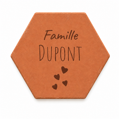 Cadeau famille pour la fête des mères : tomette hexagonale personnalisée, terre cuite de Salernes gravée au laser.
