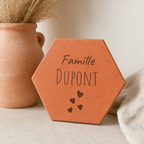 Cadeau famille pour la fête des mères : tomette hexagonale personnalisée, terre cuite de Salernes gravée au laser.