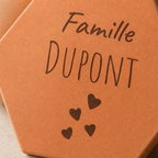 Cadeau famille pour la fête des mères : tomette hexagonale personnalisée, terre cuite de Salernes gravée au laser.