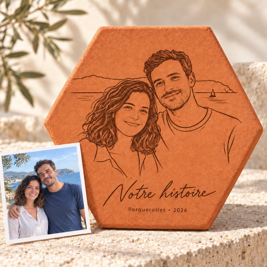 Illustration de projection : une photo de couple au bord de la mer transformée en portrait gravé sur une tomette, avec « Notre histoire ».