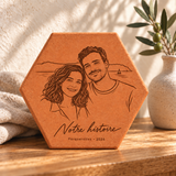 Illustration de projection d’une tomette décorative gravée d’un portrait de couple et de leurs mots, posée sur une console en bois.