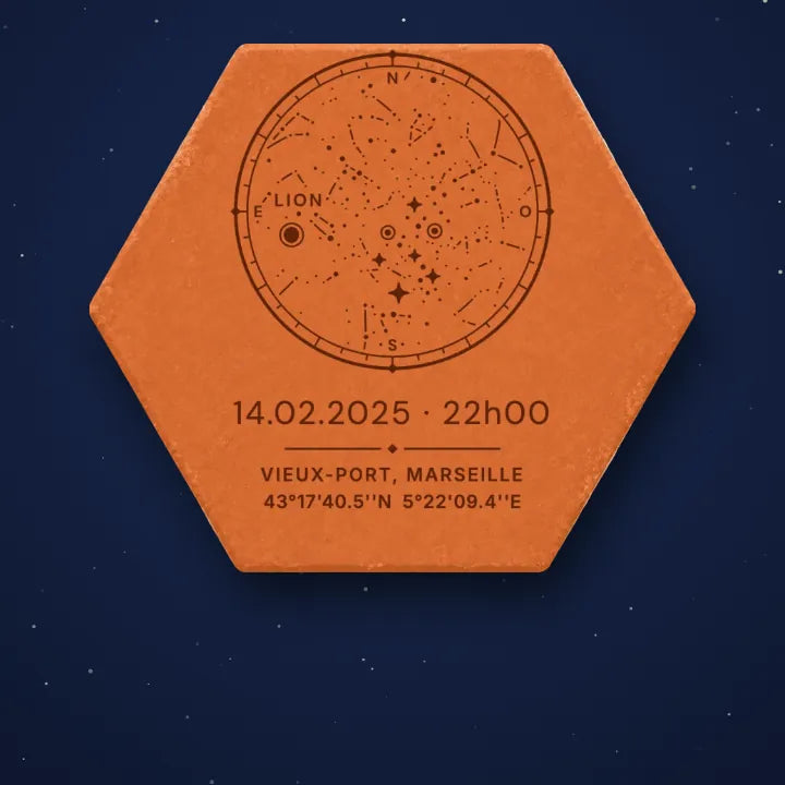 Mapa estelar del 14 de febrero de 2025 grabado con láser en un medallón sobre una tomette hexagonal de terracota, bajo un cielo nocturno