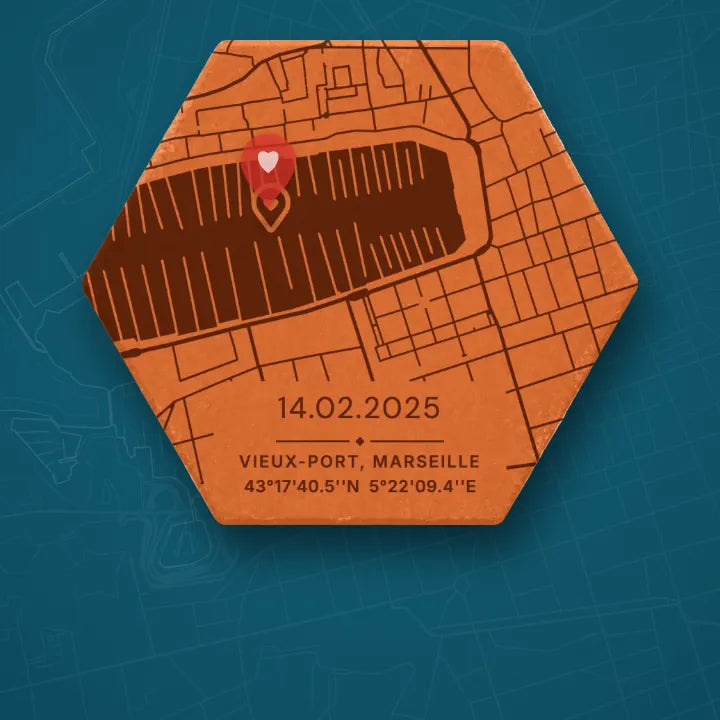 Mapa del Puerto Viejo de Marsella grabado con láser en una tomette hexagonal de terracota, con un pin rojo en el lugar del encuentro
