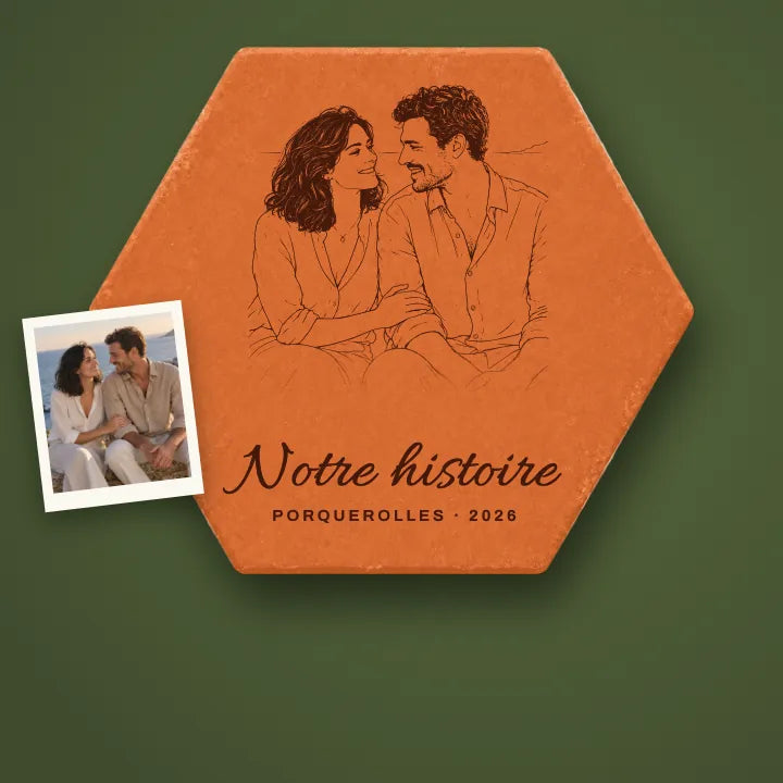 Foto de una pareja grabada con láser como dibujo de líneas en una tomette hexagonal de terracota, junto a la foto original
